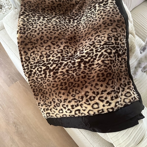 GIRAFFE AT HOME leopard throw blanket - Picture 4 of 8